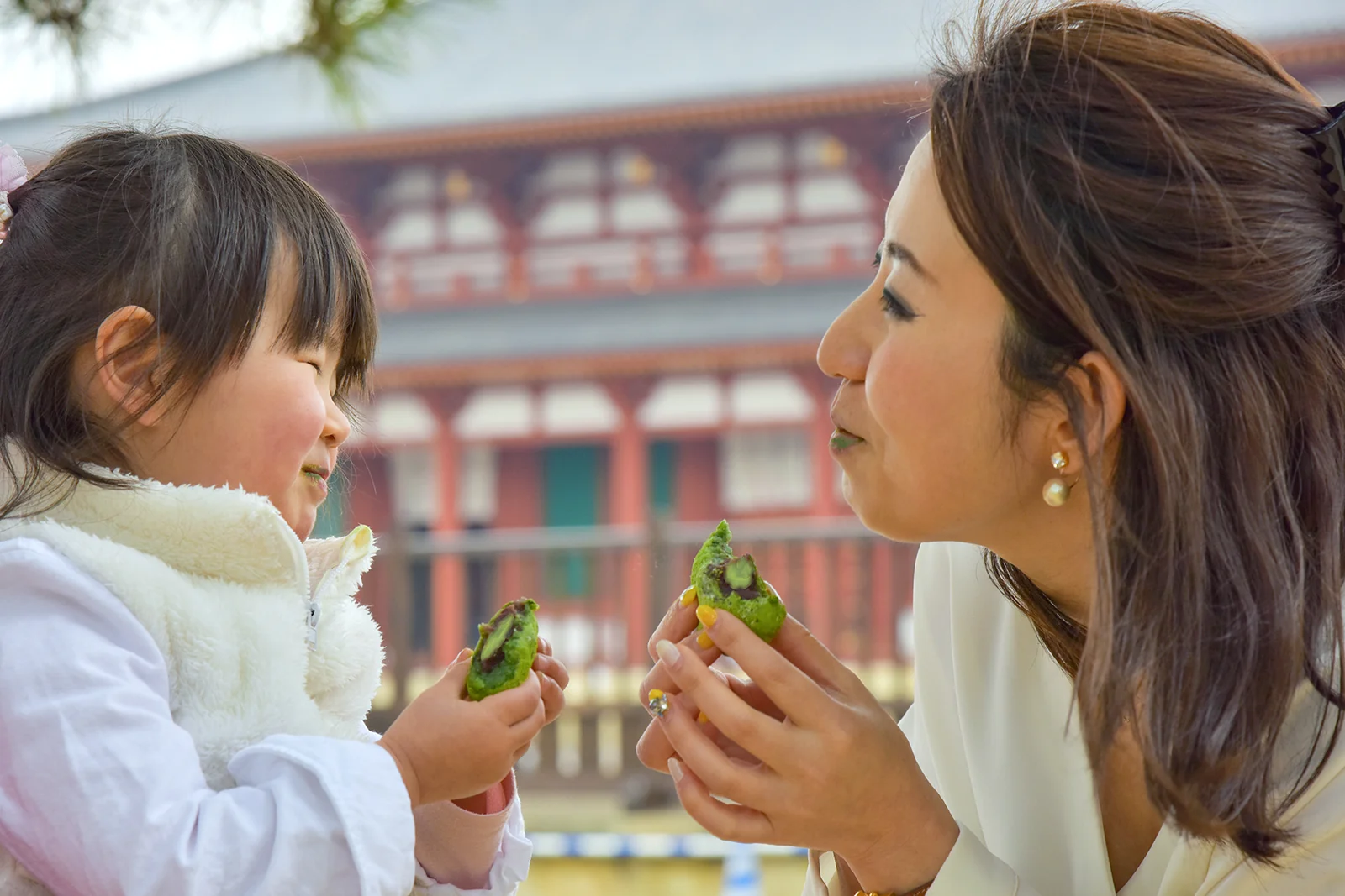 親子で大福を味わう様子