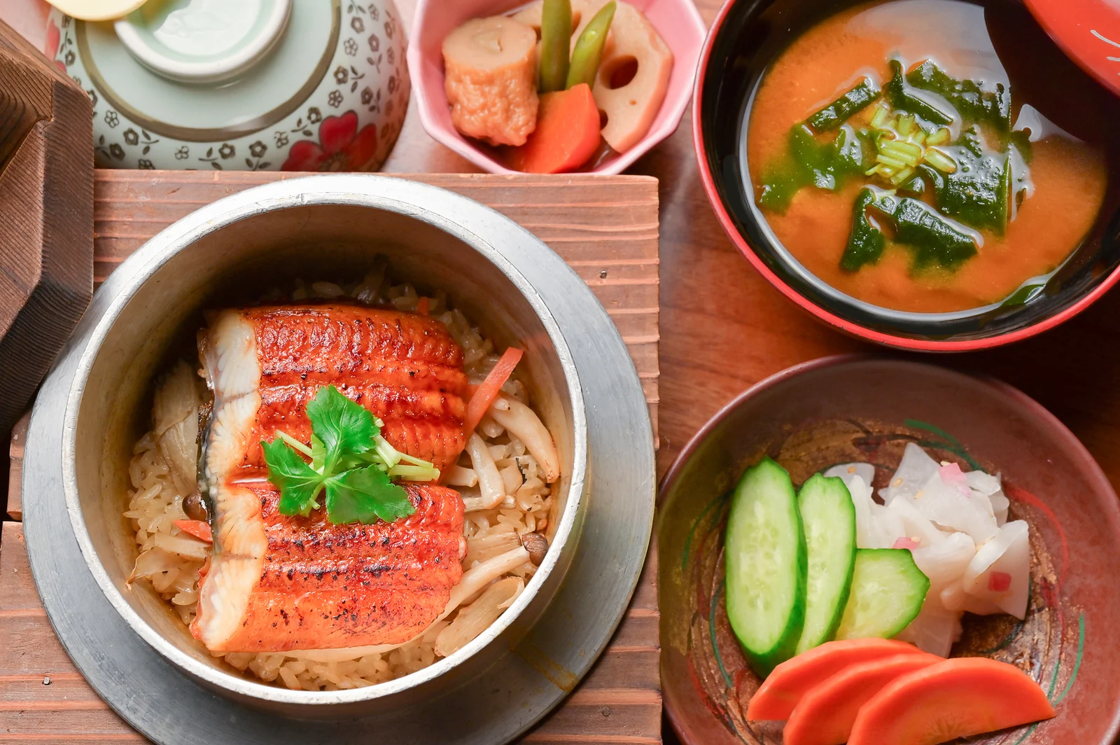釜めし茶漬け GRANCHA — 鰻の釜めしと赤だし、季節の煮物と漬物の定食